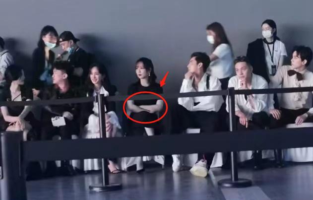 杨紫|红气养人真没错，杨幂和杨紫再度同框，我却注意到了杨紫的动作