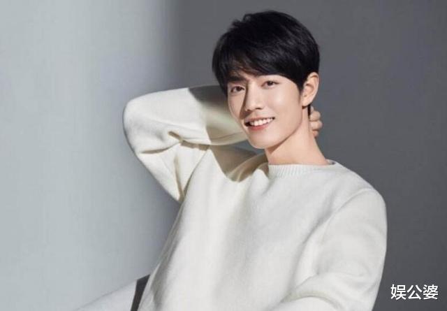 肖战▲肖战新歌《光点》首日销量刷新纪录登榜首，零预热零宣传独一无二