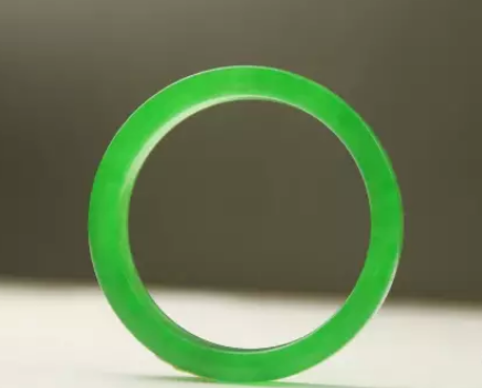 「翡翠」清代出土的帝王绿手镯，让我们目睹一下帝王绿翡翠的魅力吧！