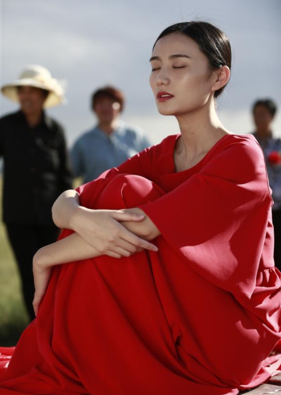 李亚鹏|李亚鹏当众表白彝族姑娘，女方气质清冷，中戏毕业且是超模冠军