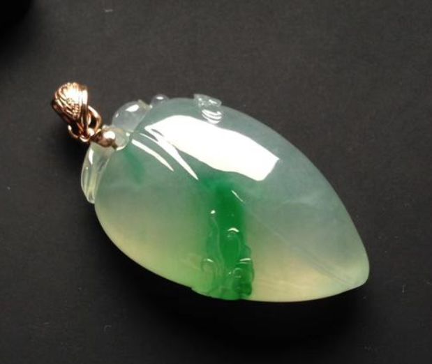 翡翠|“素面”翡翠和“雕花”翡翠，哪个更胜一筹？哪个更有价值？