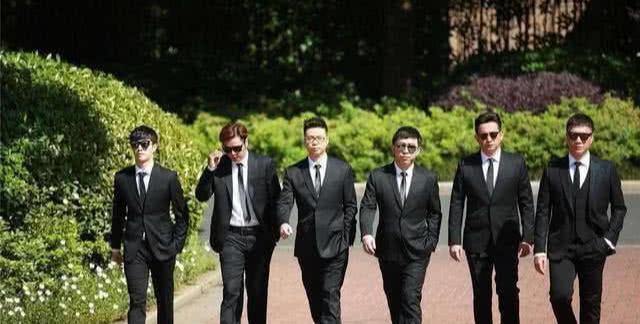 邓伦@《极限挑战》路透照曝光!邓伦穿运动服变学长,雷佳音甩手超呆萌