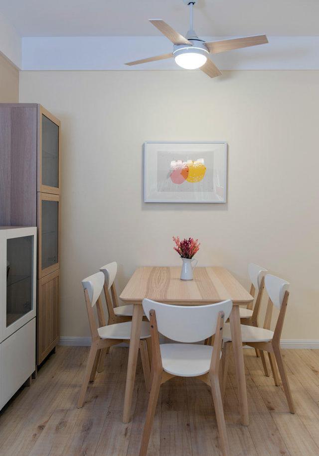 |90平米的温馨小家装修好了，整体色调温馨舒适，入门就被玄关迷住