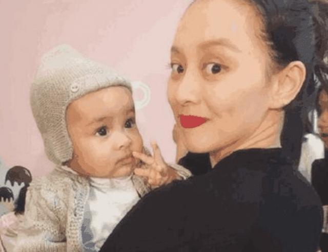 释小龙|小时候“太漂亮”迷晕释小龙，她嫁黑人生子后，如今长相一言难尽