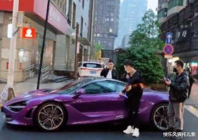 「豪车」智勋开跑车出去玩，下车后真实身高曝光，只比跑车高出一个头
