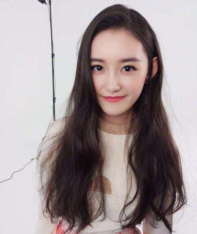 「空气刘海」蒋依依为何一直露额头？当她留起空气刘海，美到心脏咚咚跳