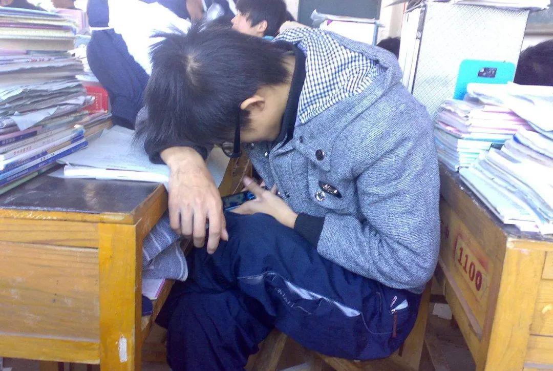 教师|一个高中教师没收了学生的手机后，没想到竟是这样的结局！