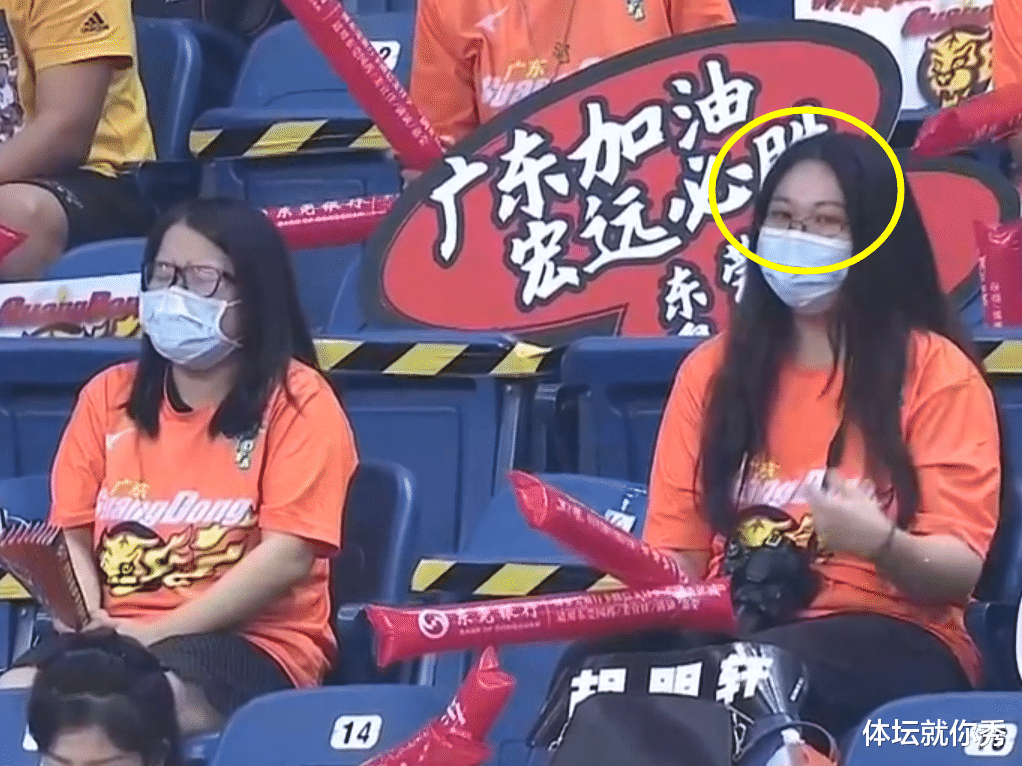 易建联|突发！易建联疑似跟腱受伤，谁注意杜锋的表情，女球迷急得都哭了