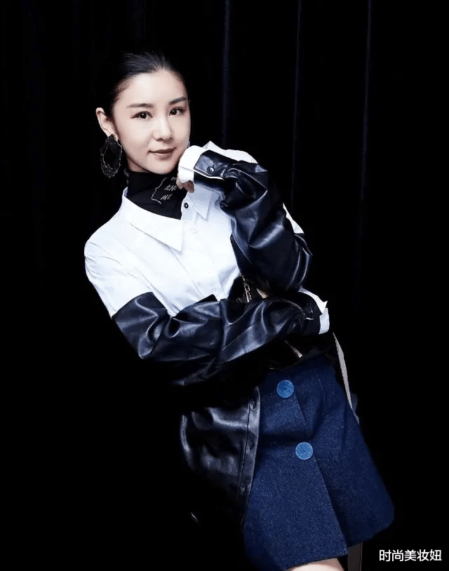 #穿衣搭配#李小萌瘦下来真惊艳，穿斜肩衬衫配腰封好高级，齐肩短发太减龄