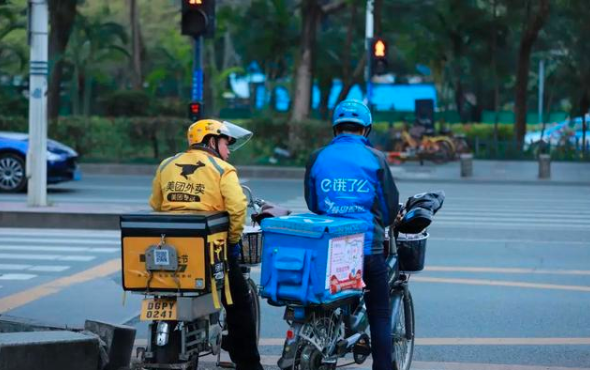 饿了么|饿了么骑手撞上桥墩爆燃，美团小哥挺身而出：平台竞争，与骑手无关！