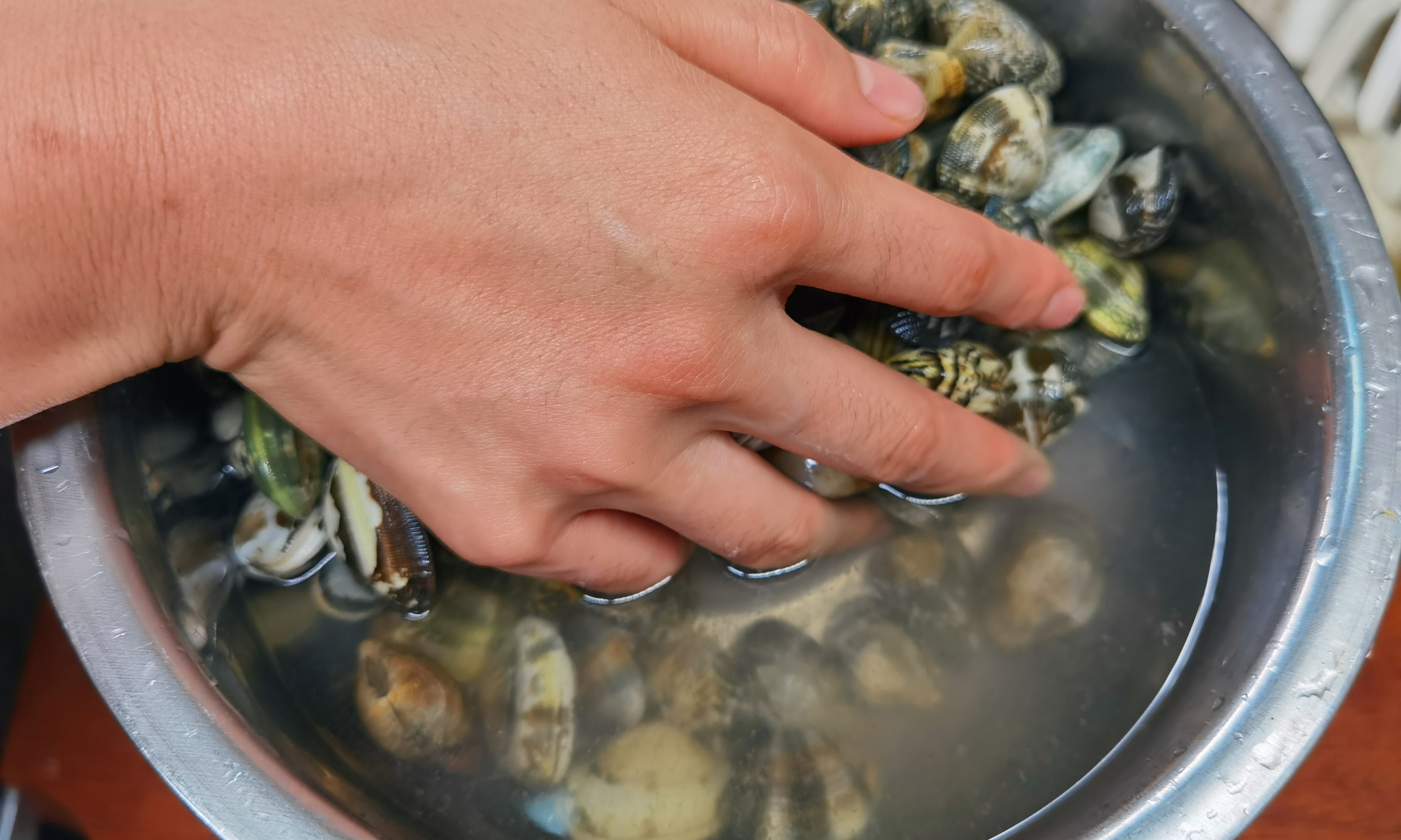 青椒|洗花蛤时，万不可只加盐，老渔民教你3招，花蛤疯狂吐沙，拦不住