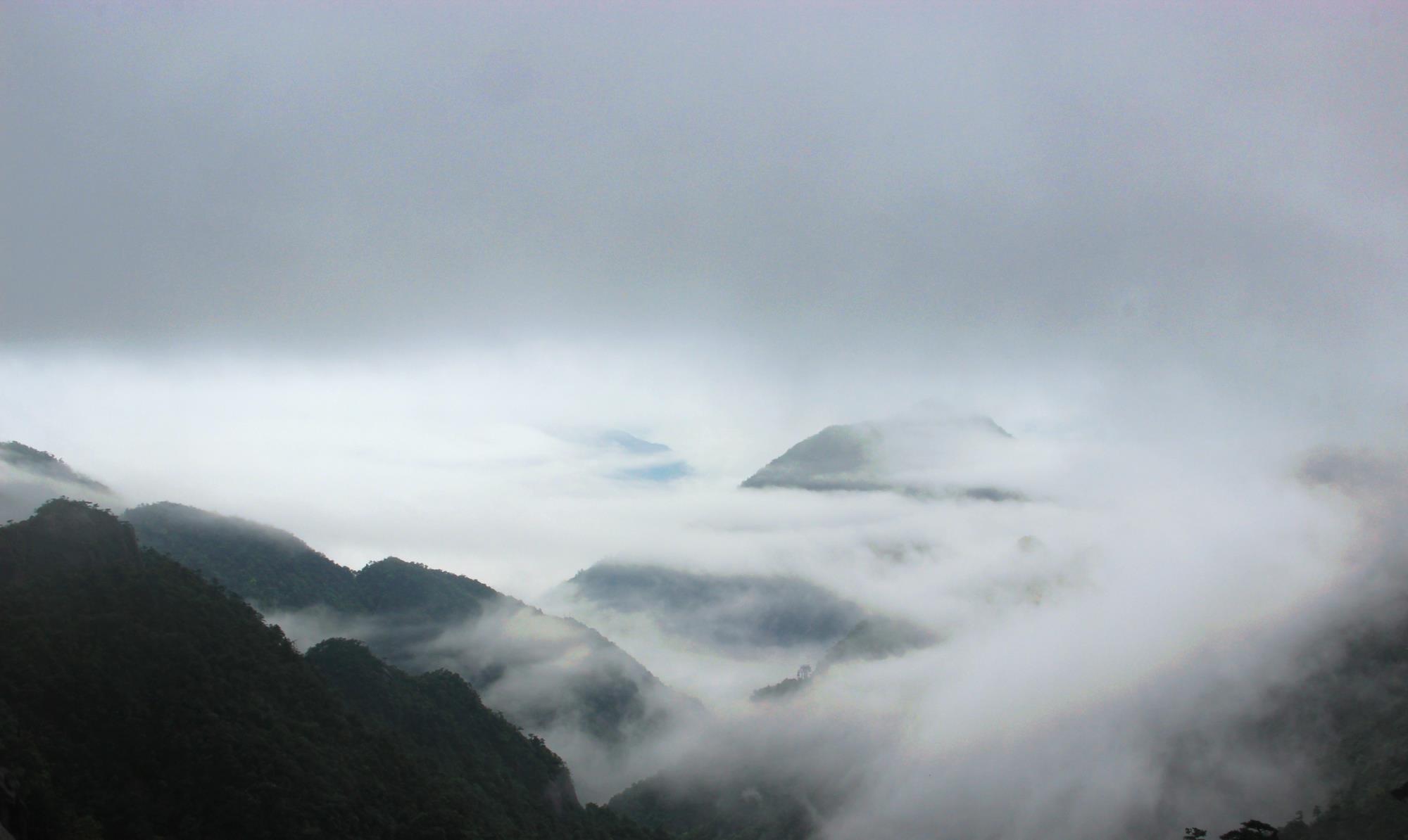 「三清山」这座道教名山，雾气萦绕恍如仙境，是中国最美的五大峰林之一