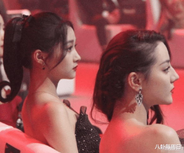 『关晓彤』当热巴撞上关晓彤后,肩膀上的差距太明显,惨不忍睹的对比