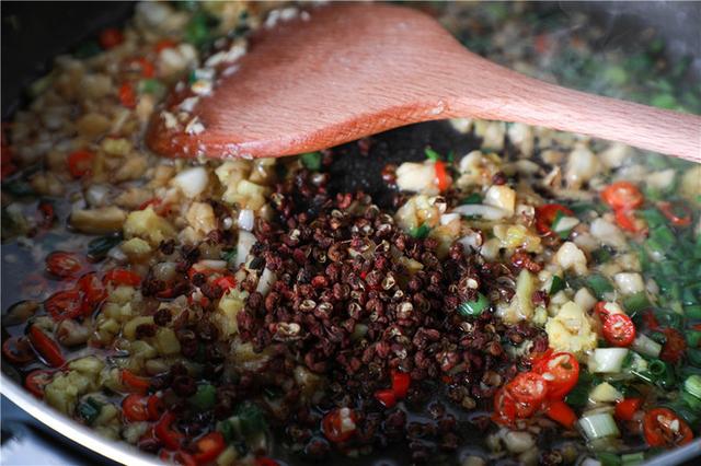 面包▲洗花甲时，只放盐是大错特错！多加这3样，花甲疯狂吐沙，更干净