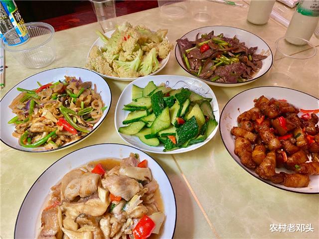 小龙虾|开学孩子在老家不想回来，老妈发6天的饭菜照片，网友：想家了！