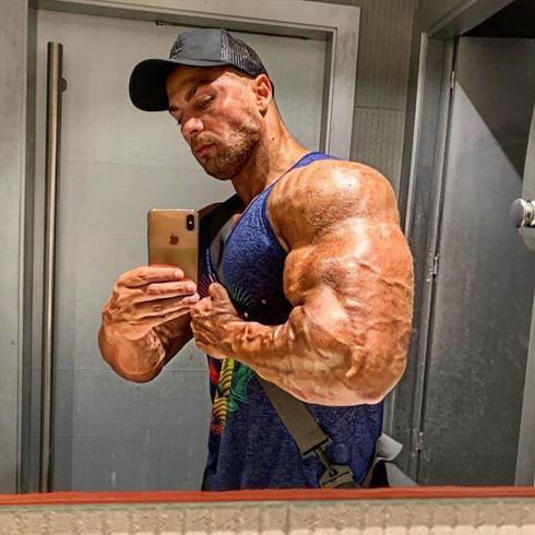 「健身」18年的改变,从弱鸡到巨兽,青筋暴起的肌肉,极具视觉冲击