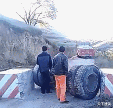 ##“刚才钓鱼捡的，这到底是啥啊？”哈哈哈感觉信息量有点大...