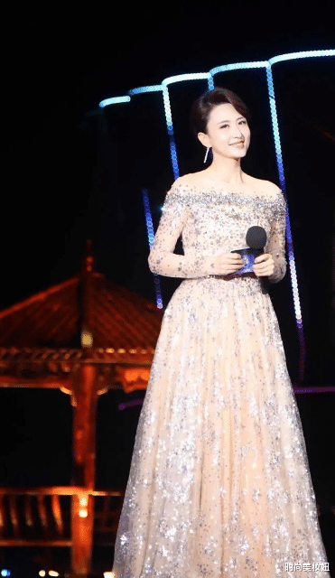 「穿衣搭配」张蕾剪了短发气质更惊艳，穿白衬衫配半身裙录节目，甜美又减龄