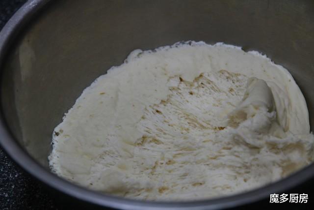 「水煎包」生包子用水煮，表面软嫩底部焦脆，做法简单，详细食谱分享