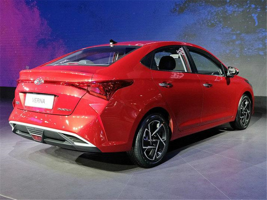 本田飞度:最良心合资“省油王”!运动外观比思域漂亮,5.78万还要啥飞度