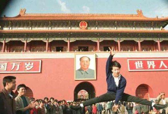 刘德华|明星在天安门的老合影, 看过刘德华的相片之后，引网友的热议！