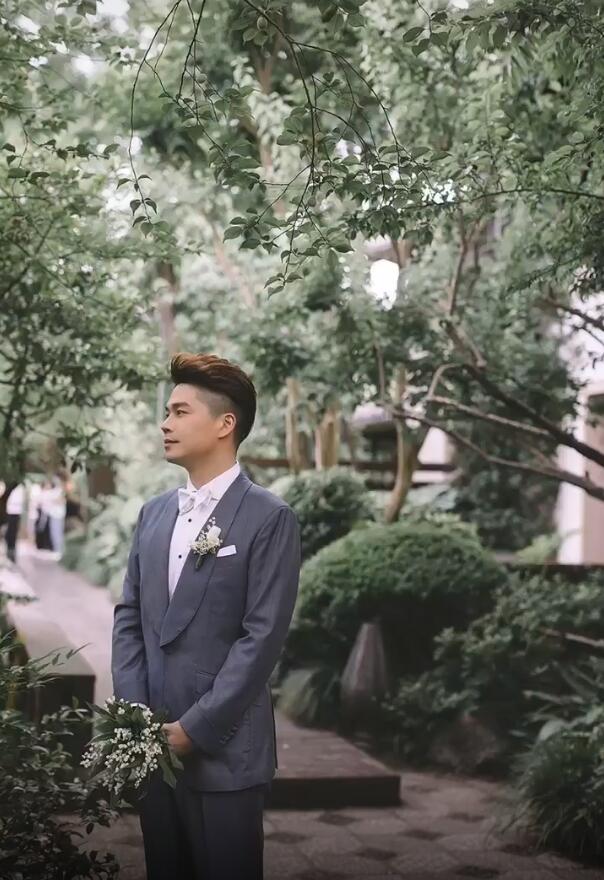 沈涛▲《王牌对王牌》沈涛结婚高清照曝光，甜蜜接吻，新娘朵朵不是费费