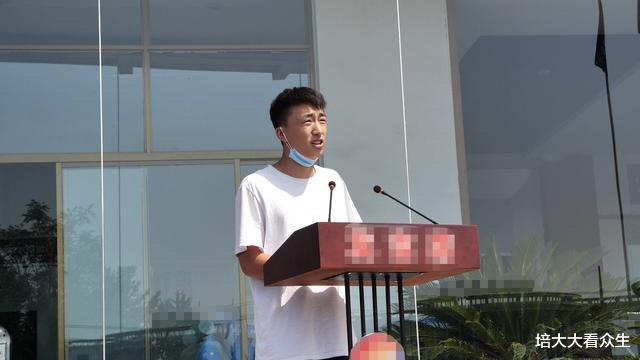 高考|高考前夕，他将52岁父亲送养老院，提醒天下父母：不要透支自己