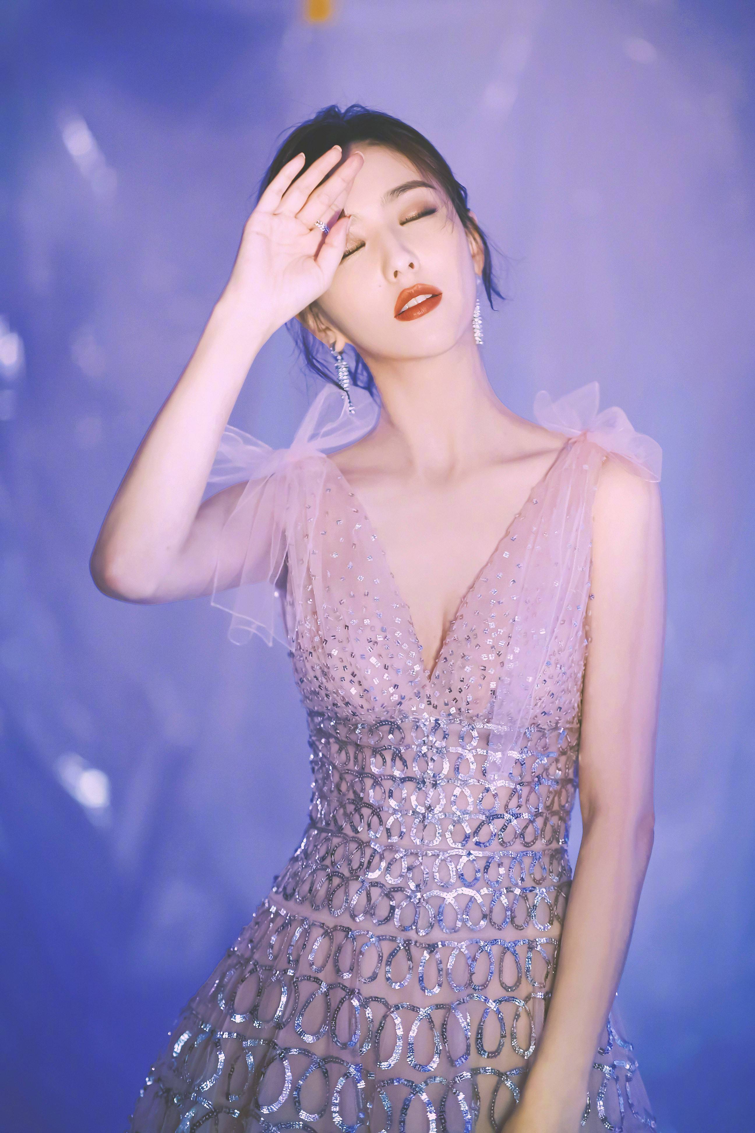 「佟丽娅」央视为何对佟丽娅钟情？春晚不算啥，看到人民大会堂素颜我明白了