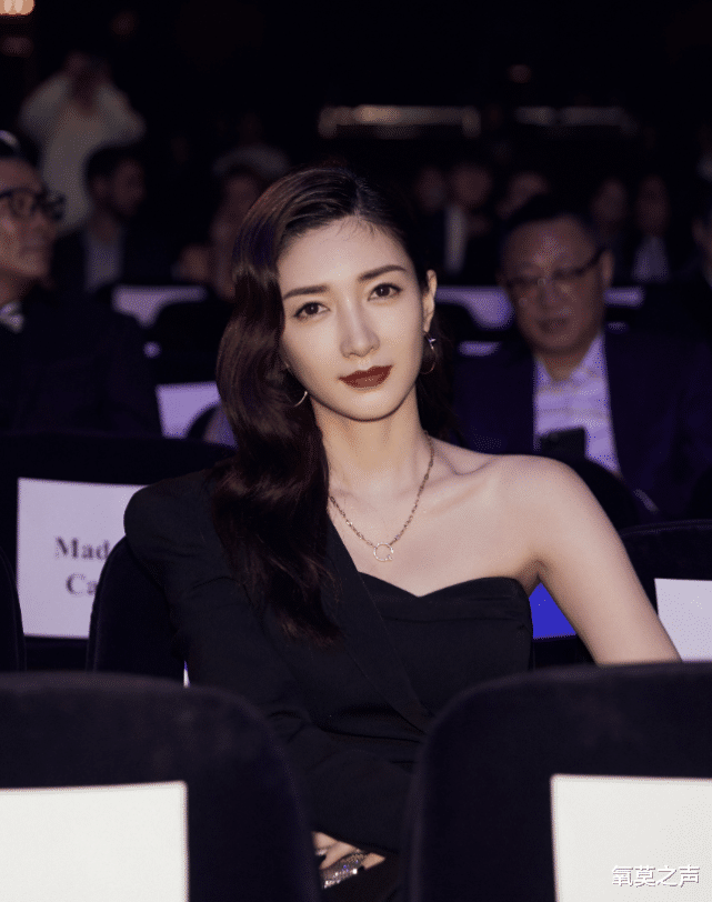 【江疏影】江疏影为证是腿精，直接将“数据线”绑在腿上，一般人真驾驭不来