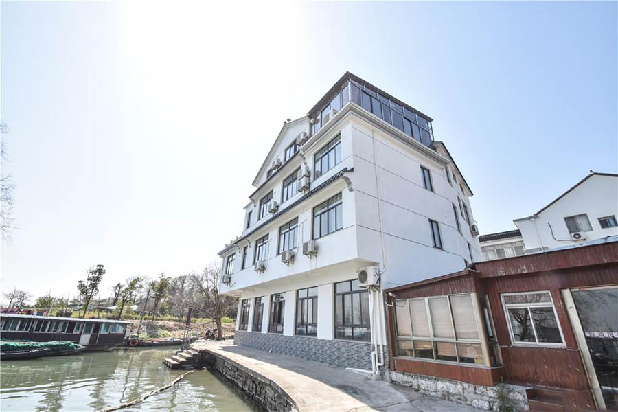 ▲一线湖景、门口垂钓、大露台烧烤、超高性价比的这家西山农家乐,火了!