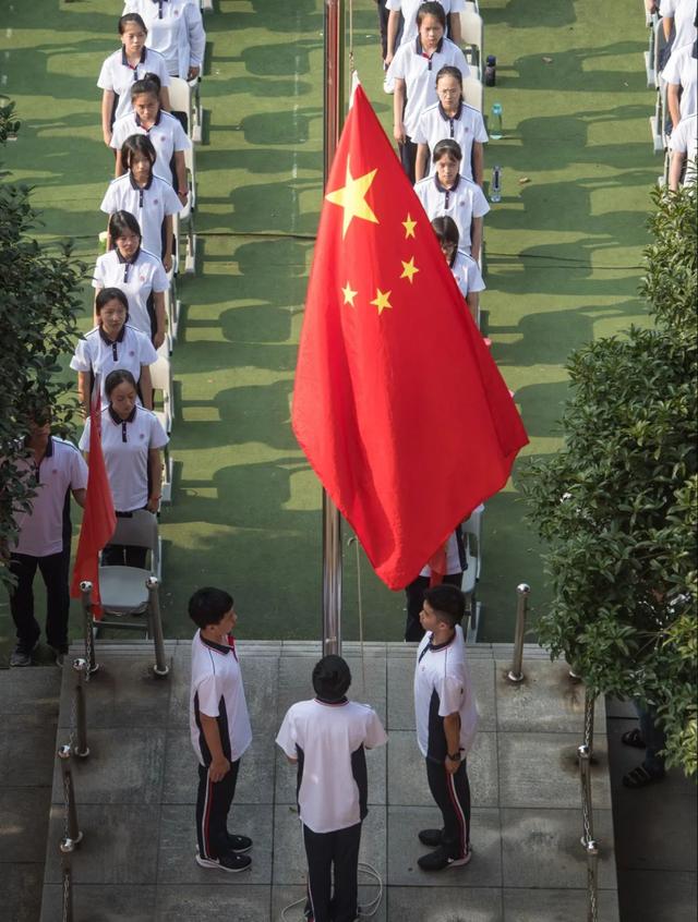 武汉|武汉学校这一幕又让外媒惊了！钟南山有话说……