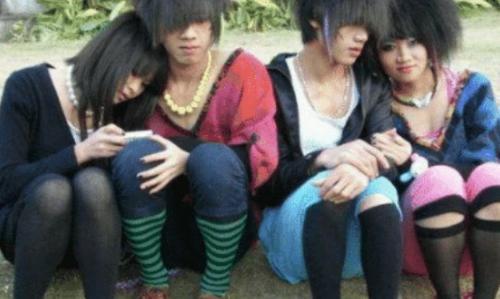 杀马特|11岁男孩当年创建\杀马特家族\，因太帅被富婆看中，如今怎样了