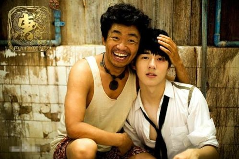 「影帝」因拍摄条件苦不堪言，演员跑了一半，随便找个群演主演却成了影帝！