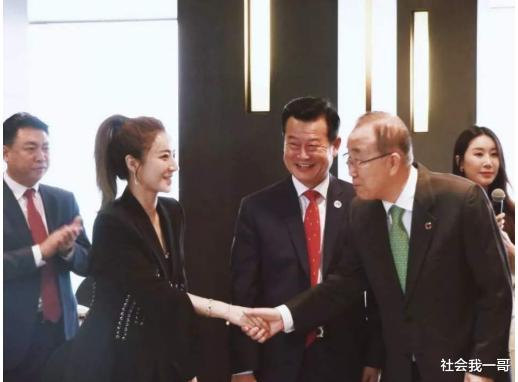 [薇娅]当红带货主播薇娅，开豪车住豪宅，老公接送上下班，事业爱情双丰收