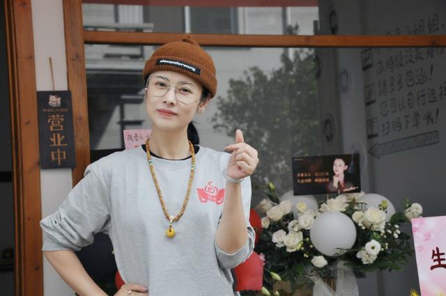 44歲楊明娜開店拍戲兩頭忙，小3歲老公連發文怒罵，婚姻疑生變-圖5
