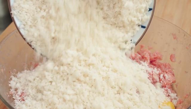 面粉|炸肉丸有人放面粉，有人放淀粉，这才是正确做法，外酥里嫩超级香