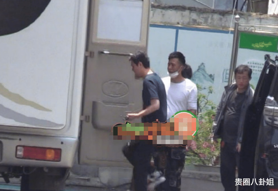 「赵丽颖」赵丽颖探班冯绍峰照片曝光，男方拍戏一脸认真，收工后迅速回房车与老婆相聚