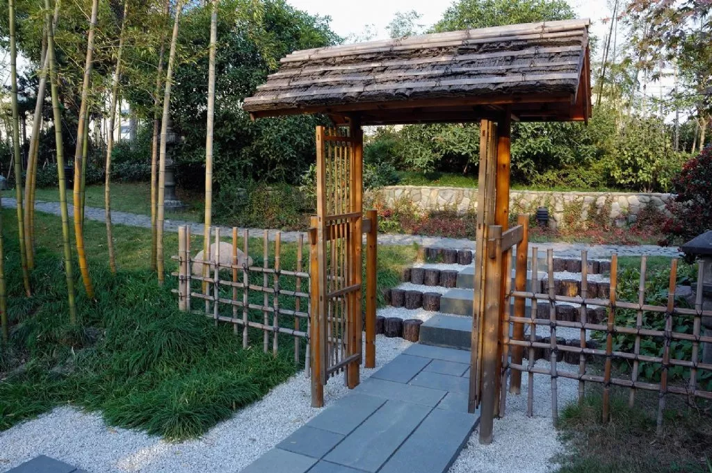 一处院门，美了整个院子。 ?