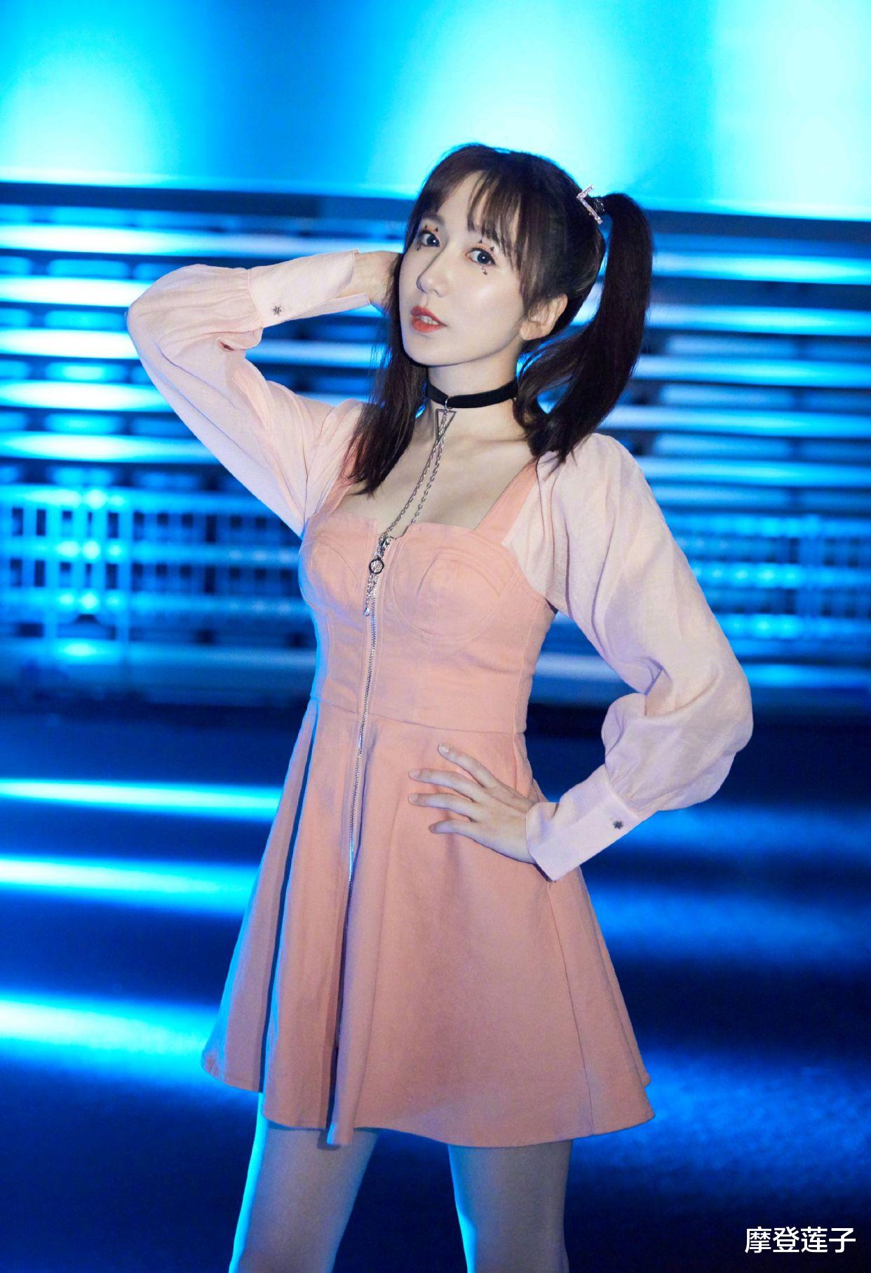 娄艺潇:这是32岁的娄艺潇?身穿淡橙色连衣裙配两个马尾辫,就像18岁少女