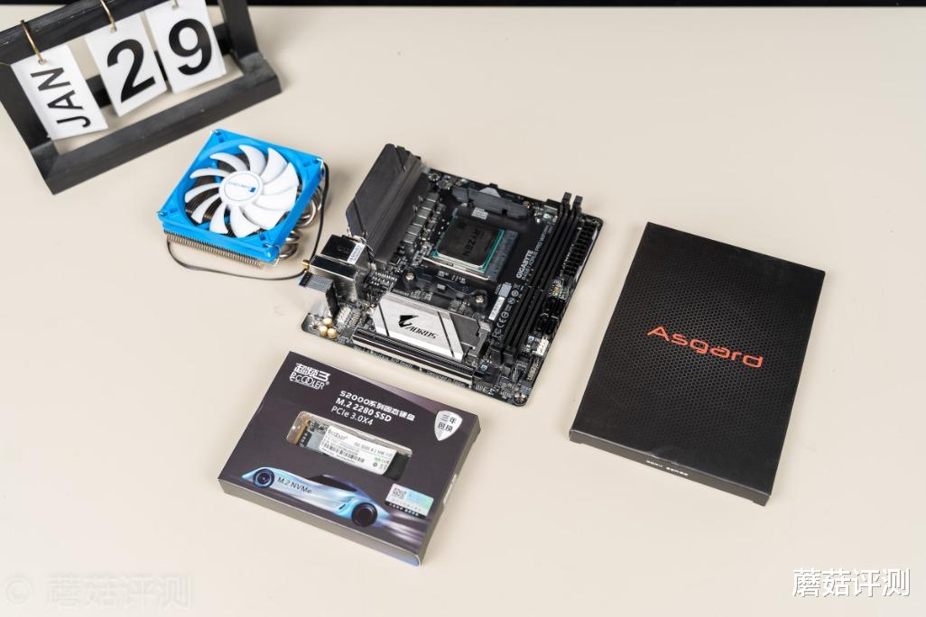 |没有人比蘑菇更懂如何上班摸鱼！打造一款可以上下班提着走的主机。