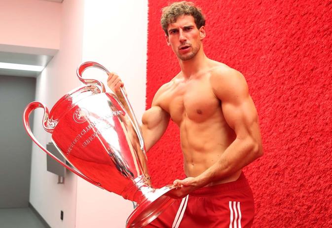 拜仁慕尼黑|欧冠惊现肉弹装甲！手臂比头还粗，6块腹肌炸裂，拜仁最猛之人