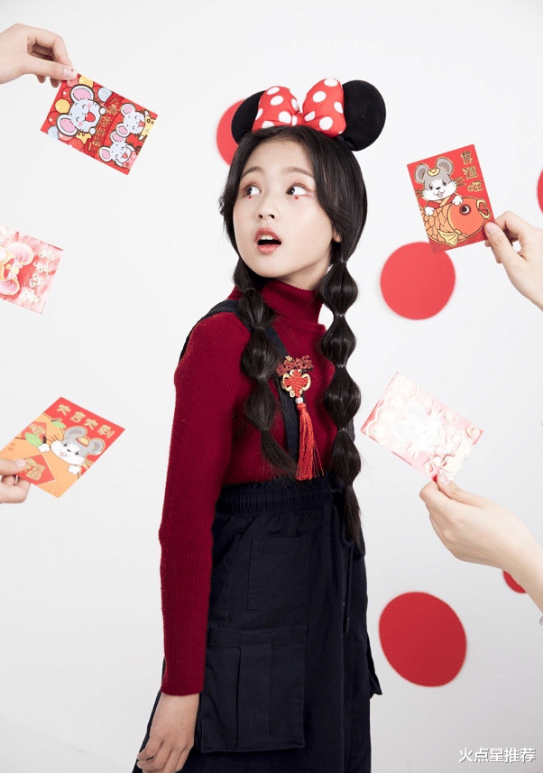 『鹿晗』鹿晗“妹妹”长大了,才10岁就会穿背带裙配“毒汁靴”,腿比电棍细