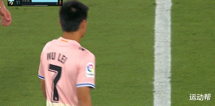 「武磊」门前3米都不进？远景看武磊这球该往哪打？双手抱头对手都不信