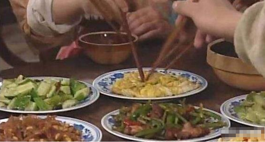 |还珠格格假饭菜，家有儿女也是假的，这个剧组虽穷，饭菜却是真的
