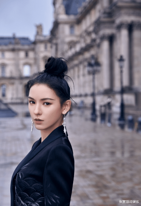 【张予曦】有种“合影杀手”叫张予曦,坐在郭碧婷和张嘉倪中间,美得很突出