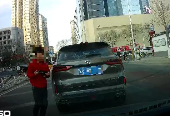 北京日报客户端 驾驶习惯太差也会受罚！野蛮变道、违法转向等被市民举报