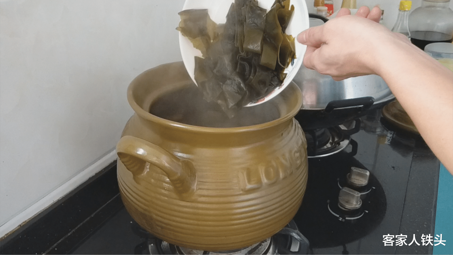 [食材]夏至过后常给家人煲这一款汤，食材做法简单，汤汁鲜甜好喝又解暑