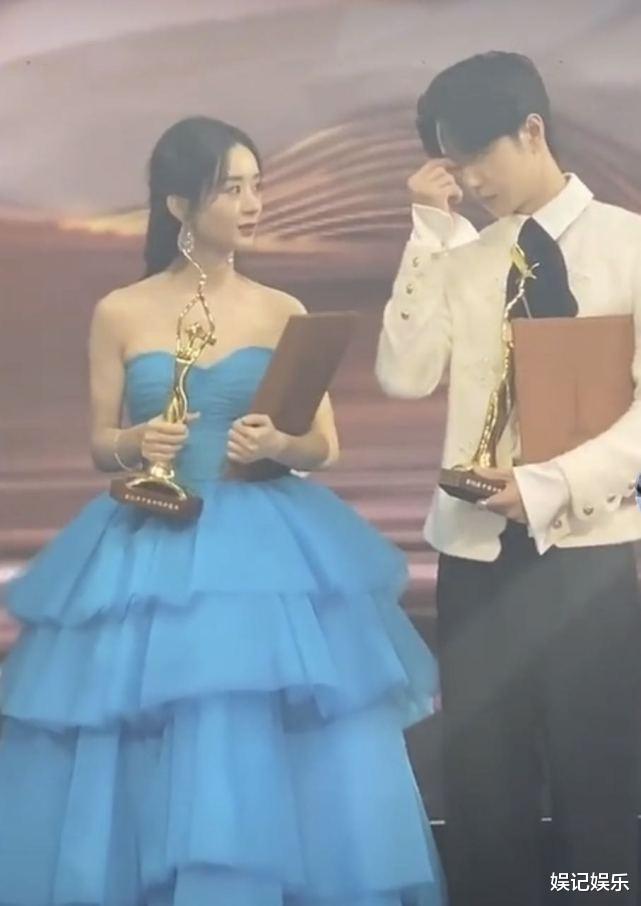 赵丽颖|赵丽颖跟王一博拍照保持距离，却靠着他肩膀合影，冯绍峰会酸吗？