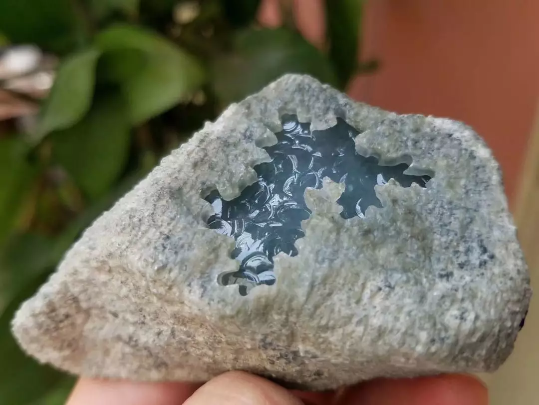 雕刻|男子在夜市1500淘的翡翠小原石,雕刻出来的成品连自己都吓了一跳!