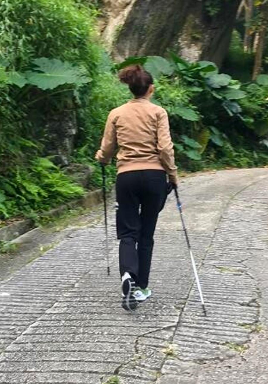 #张柏芝#张柏芝户外游,纯素颜出镜差异大,脸部斑点清晰可见,气质很普通